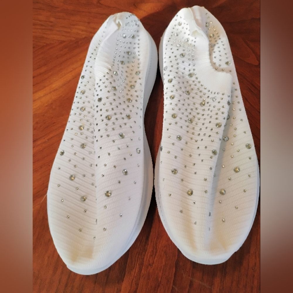 (0920) Elegant White Women's Shoes with Rhinestone Accents Size: 9